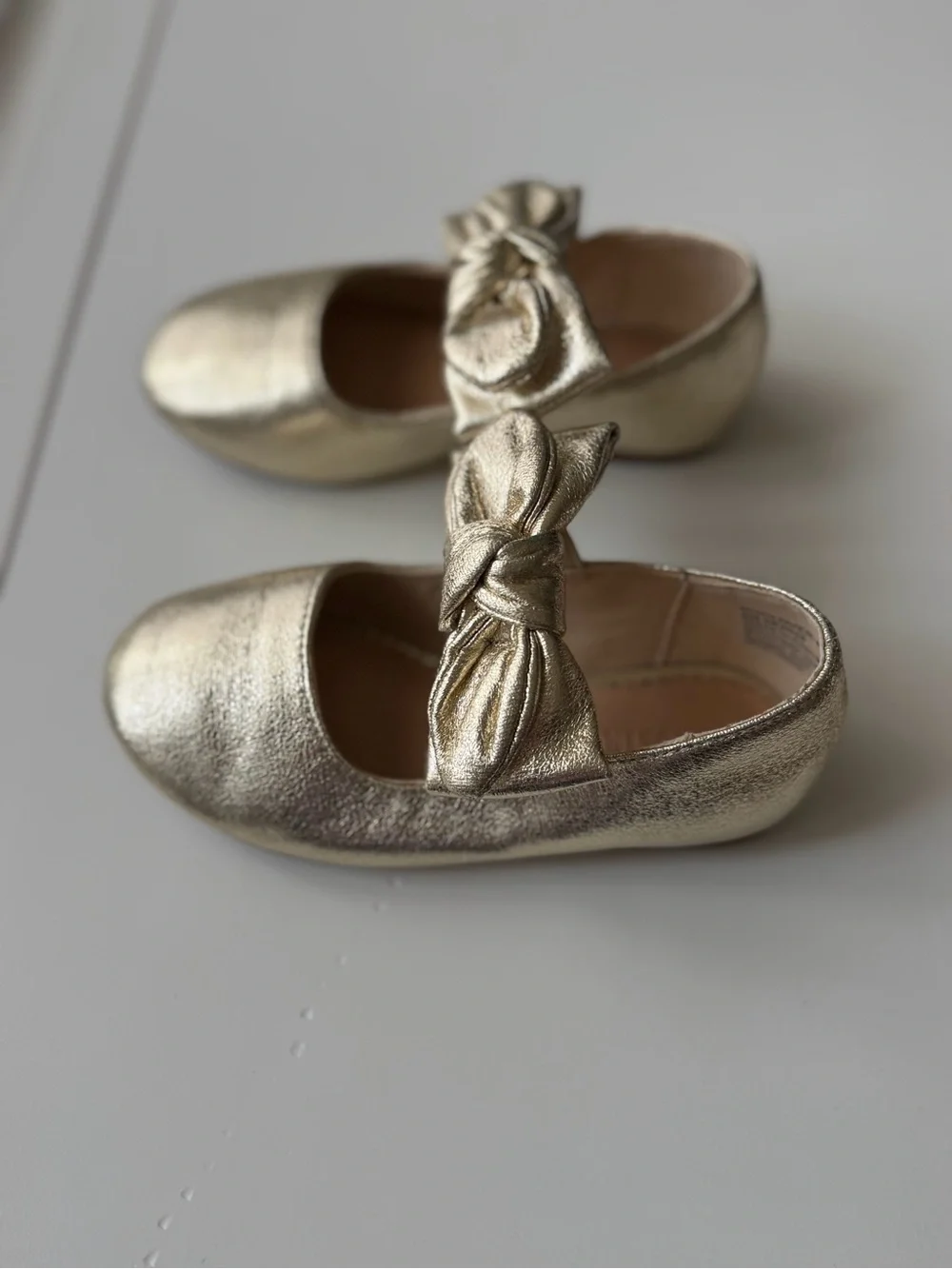 Nordstrom Kids Size: 8 -Metallic Gold Bow Mary Jane Shoes